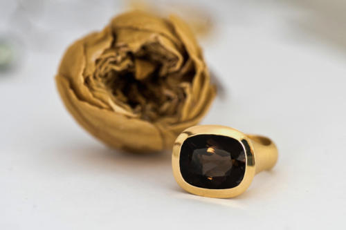 Goldring mit Andalusit
