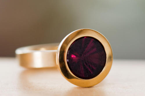 Goldring mit rotem Edelstein