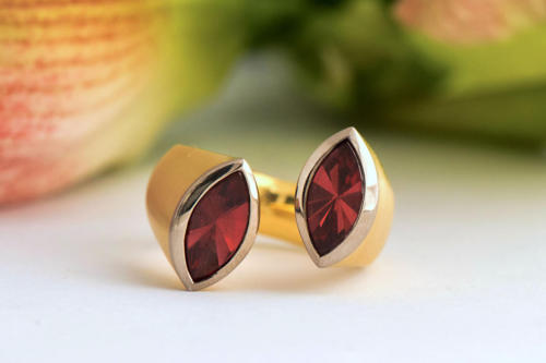 Goldring mit Edelsteinen Rubin