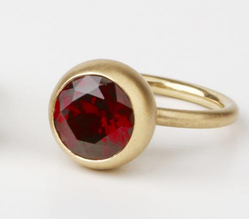 Gelbgoldring mit Rhodolith