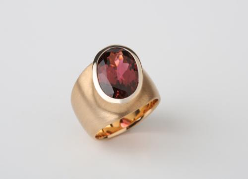 Rosegoldring mit rotem Turmalin in Weißgold gefasst