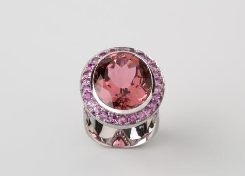 Weißgoldring mit Turmalin und pinken Saphiren