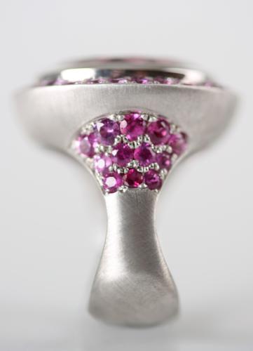 Weißgoldring mit pinken Saphiren, Mittelstein rosa Turmalin