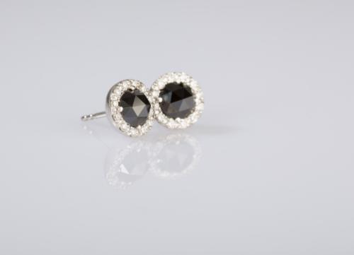 Weißgoldohrstecker mit weißen und schwarzen Diamanten
