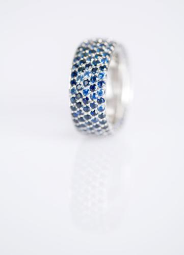 Weißgoldring mit blauen Saphiren