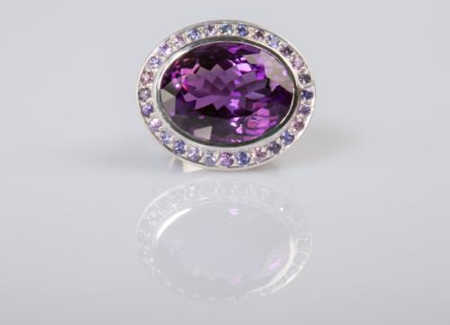 Weißgoldring mit Amethyst und lila Saphiren