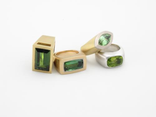 Verschiedene Goldringe mit Turmalinen und Peridot