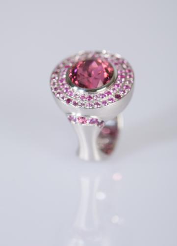 Weißgoldring mit Turmalin und pinken Saphiren